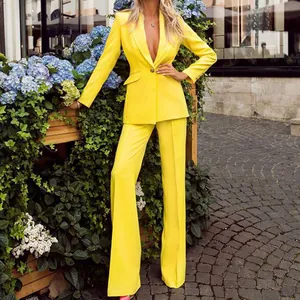 Vue détaillée d'un tailleur de bureau jaune vif deux pièces pour femmes chic