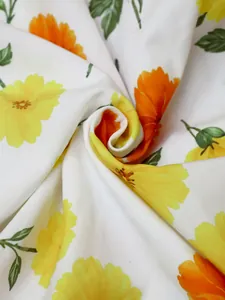 Vue macro détaillée d'un tissu à imprimé floral vintage jaune et orange pour robe