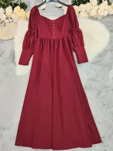 Robe longue vintage rouge vin élégante avec manches bouffantes et corsage boutonné