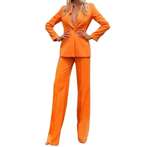 Détail de l'élégant ensemble tailleur orange pour femme avec blazer et pantalon droit.
