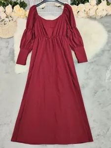 Robe mi-longue bordeaux élégante à manches longues et décolleté vintage