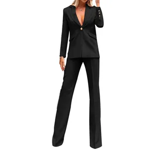 Détail d'un tailleur pantalon noir pour femme avec blazer à bouton unique et pantalon