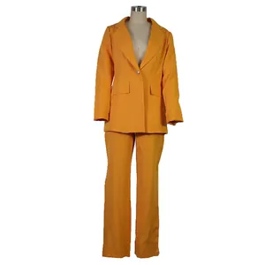 Vue de face d'un ensemble de costume deux pièces orange vif avec blazer et pantalon sur mannequin