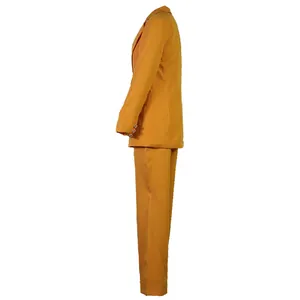 Vue latérale d'un tailleur pantalon deux pièces jaune moutarde pour femme