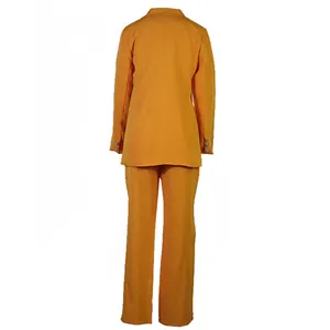 Vue arrière d'un ensemble blazer orange et pantalon droit pour femmes style décontracté
