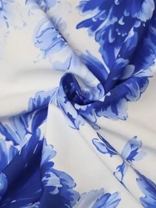 Détail en gros plan du tissu à imprimé floral bleu vintage montrant la texture fine