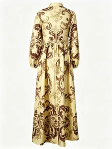 Vue arrière d'une robe longue à imprimé floral vintage avec col montant et manches