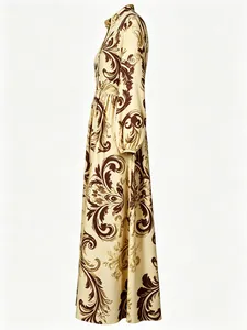Vue latérale d'une robe longue beige à motifs floraux rétro et manches lanternes