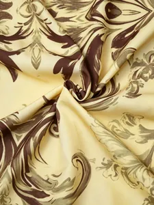 Gros plan du tissu à imprimé fleuri vintage avec un drapé doux et très élégant.