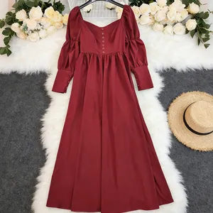 Robe rétro élégante rouge vin à manches longues, boutons et encolure carrée.