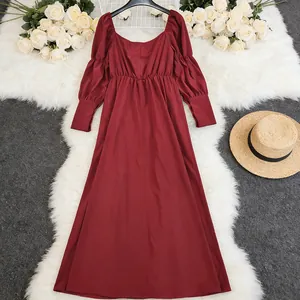 Robe mi-longue vintage rouge élégante avec manches longues bouffantes et col carré