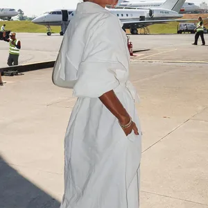 Elegante witte trenchcoat met lange mouwen voor dames met stijlvolle riem en zakdetail