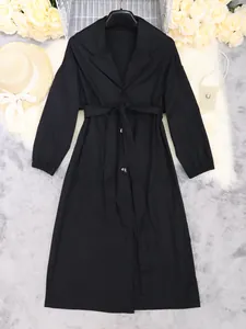 Elegante zwarte dames trenchcoat met lange mouwen en ceintuur detail in de taille