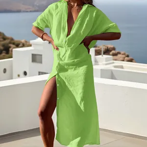 Detalle de un vestido camisero de algodón y lino verde lima para un look playero informal chic
