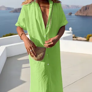 Vista detallada de vestido camisero de lino verde lima en un entorno de vacaciones