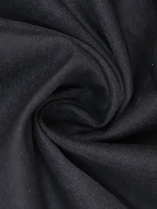 Macrodetail van de hoogwaardige zwarte stoftextuur van deze elegante trenchcoat