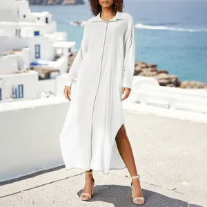 Vestido camisero blanco de algodón y lino con manga larga y abertura lateral al mar