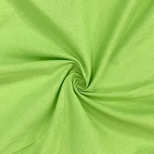 Primer plano de tela de algodón y lino verde lima con textura arremolinada para vestido.