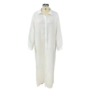 Vista frontal de un vestido camisero de algodón y lino blanco de manga larga para mujer