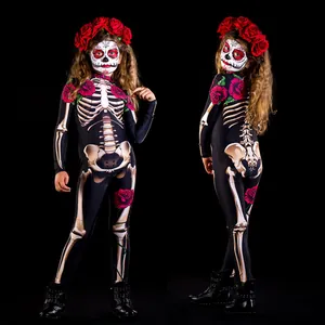 Dettaglio di una tuta di Halloween per bambina con stampa scheletro e rose rosse.