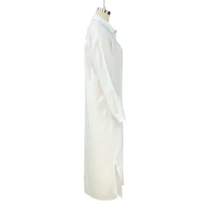 Vista lateral de un elegante vestido camisero de manga larga en algodón y lino blanco