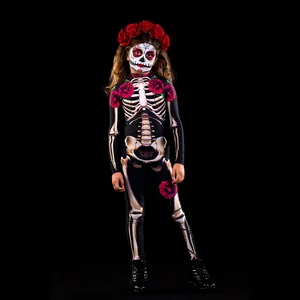 Dettaglio della tuta da scheletro di Halloween per bambina con vivaci stampe di rose