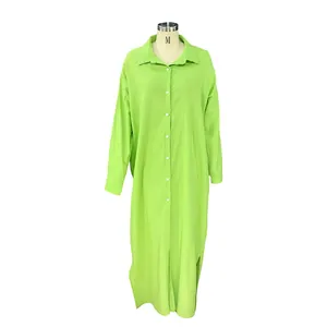 Vestido camisero midi de algodón y lino verde lima con botones y aberturas.