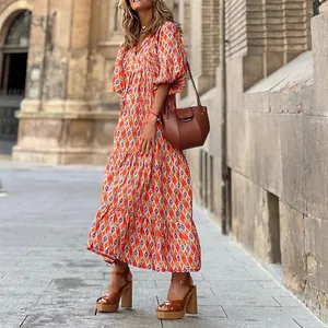 Toma completa de un vestido largo bohemio para mujer con estampado de rombos naranja vivo