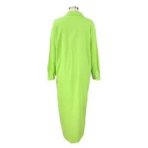 Vista trasera de un vestido camisero maxi verde lima de manga larga en un maniquí.