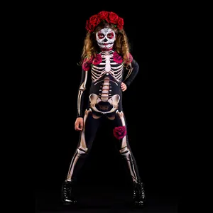 Dettaglio della tuta da scheletro per Halloween con stampa di rose per bambini piccoli