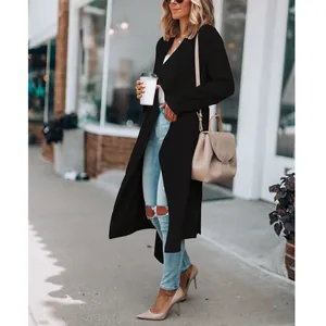 Street style εμφάνιση με μακρύ μαύρο παλτό συνδυασμένο με σκισμένο τζιν παντελόνι.