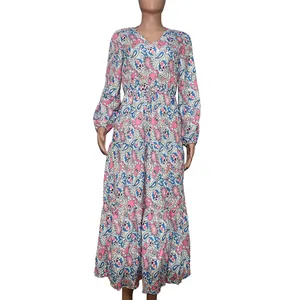 Bohemian maxi-jurk met V-hals en lange mouwen met een roze en blauwe paisley-print