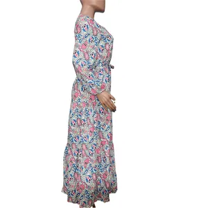 Zijaanzicht van een boheemse maxi-jurk met lange mouwen en paisley-print met stroken