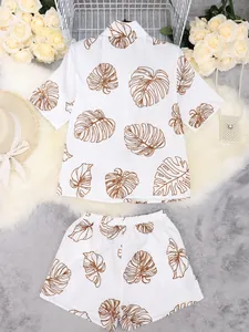 Elegante conjunto de verano de dos piezas para mujer con camisa y pantalones cortos de hojas