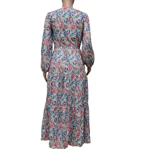 Achteraanzicht van een bohemien maxi-jurk met lange mouwen en paisley-print.