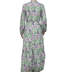 Achterkant van bohemien maxi-jurk met paarse paisley-print en gelaagde rok-details