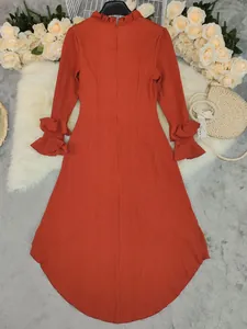 Elegante effen rode maxi-jurk met romantische ruches aan de kraag en manchetten