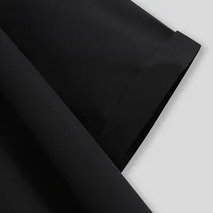 Κοντινή λεπτομέρεια της μανσέτας μαύρης καμπαρντίνας που δείχνει την υφή του υφάσματος