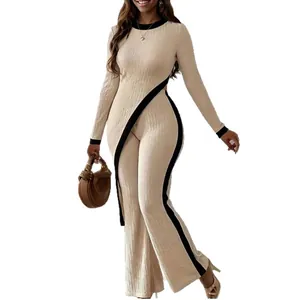Vista completa di un set a due pezzi a coste da donna con top asimmetrico e pantaloni
