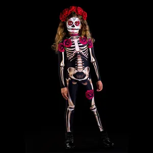 Dettaglio della tuta di Halloween per bambina con motivi di ossa e rose