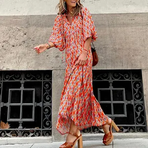 Vista exterior de un vestido midi bohemio estampado con mangas campana y cuello en V