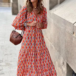 Detalle del vestido largo bohemio estampado con un vibrante patrón de diamantes