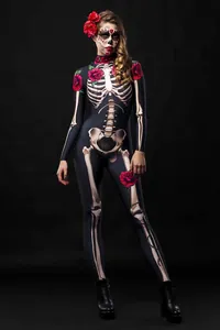 Vista dettagliata di una tuta per costume di Halloween da donna con stampa rose e scheletro.