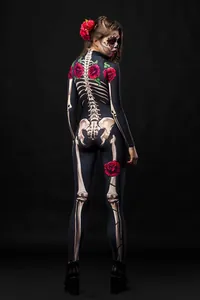 Vista posteriore dettagliata della tuta da scheletro donna con stampa di rose per Halloween.