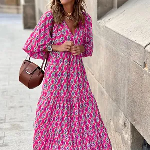 Vista detallada de un vestido largo bohemio decorado con un vibrante estampado geométrico
