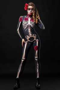 Vista completa della tuta scheletro di Halloween da donna con stampe vivaci di rose rosse