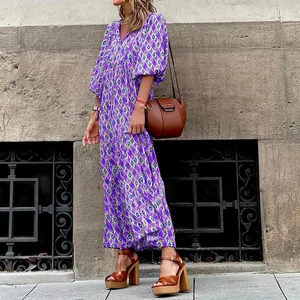 Vestido largo bohemio morado con estampado geométrico, escote en V y mangas abullonadas