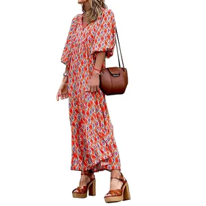 Detalle de un vestido largo bohemio con estampado floral, escote en V y mangas abullonadas