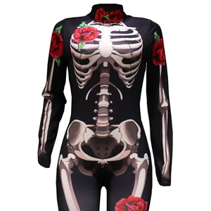 Vista frontale dettagliata della tuta di Halloween con stampa rose e scheletro