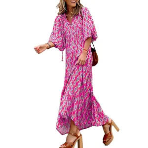 Modelo con vestido largo bohemio rosa con cuello en V y mangas abullonadas